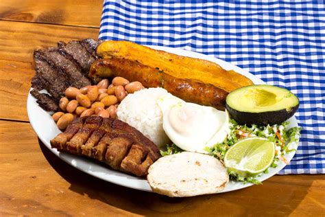   Bandeja Paisa:  The Explosive Symphony of Colombian Flavors That Will Transport You to the Mountains